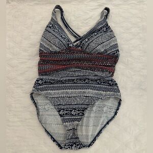 Merona One Piece swimming suit Great pattern, thinning design padded cups Suze 8